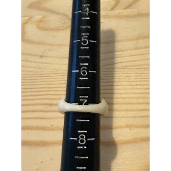 Vintage Off-White Resin Ring Unisex Size 7 - Picture 5 of 5